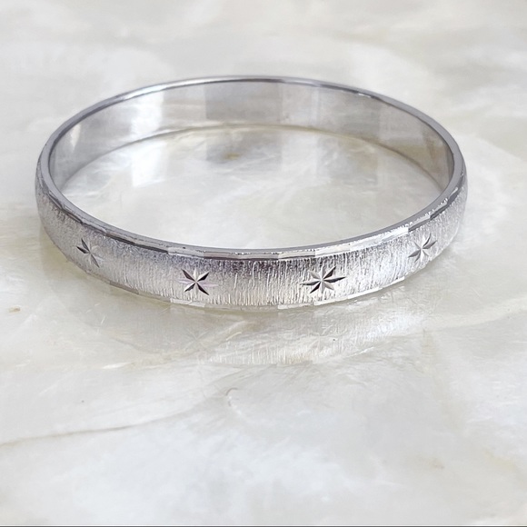 Vintage Monet Silver Tone Etched Stars Pretty Bangle Bracelet Elegant - Picture 1 of 12